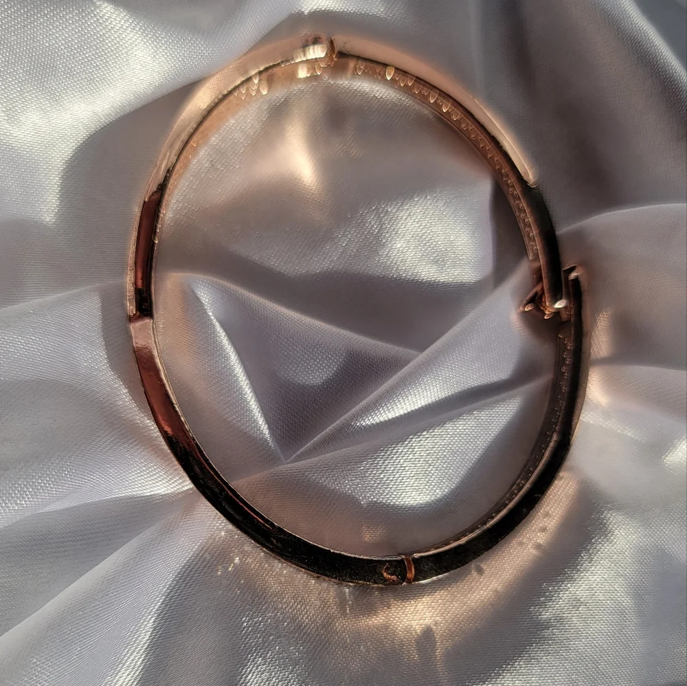 Rose gold tone clasp bangle with crystal stones women's costume jewelry - Picture 3 of 6